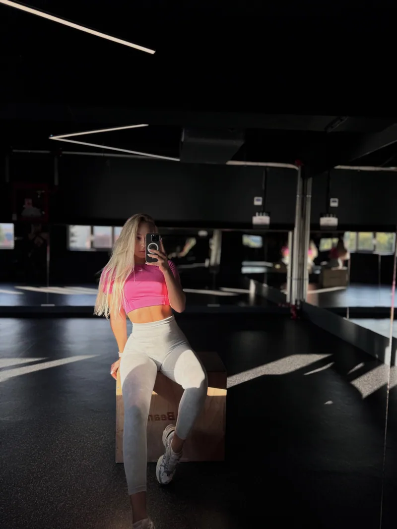 Hanna Crișan în sala de fitness, purtând un top roz